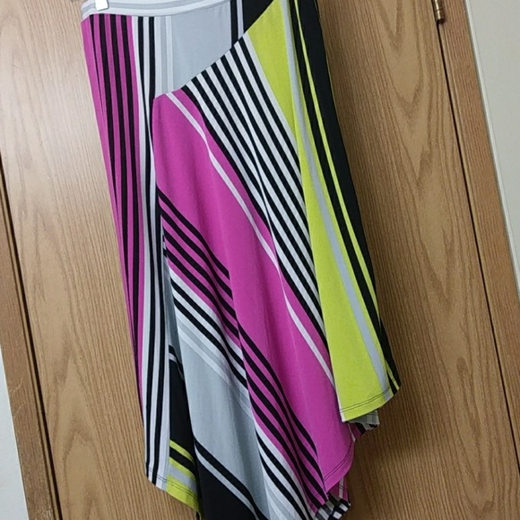 One world asymmetrical skirt - Picture 2 of 6